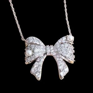 New Krista Silver Bow Short Pendant Necklace in White Mix on Kendra Scott Card